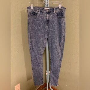 Women’s Levi 711 Skinny leopard pattern Jeans. Size 31.